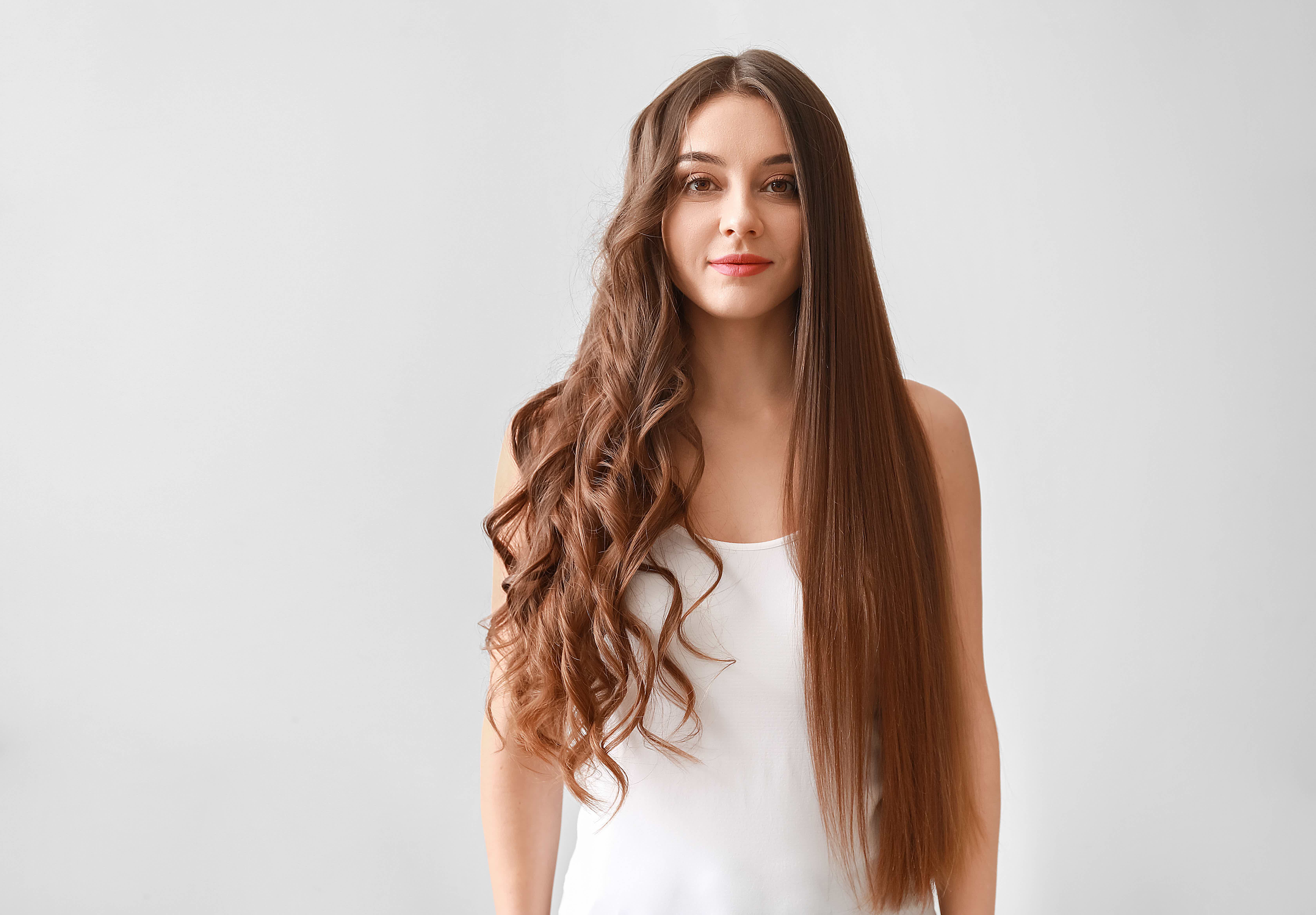 Confira algumas dicas para alisar o cabelo sem danificar. Fonte: AdobeStock.