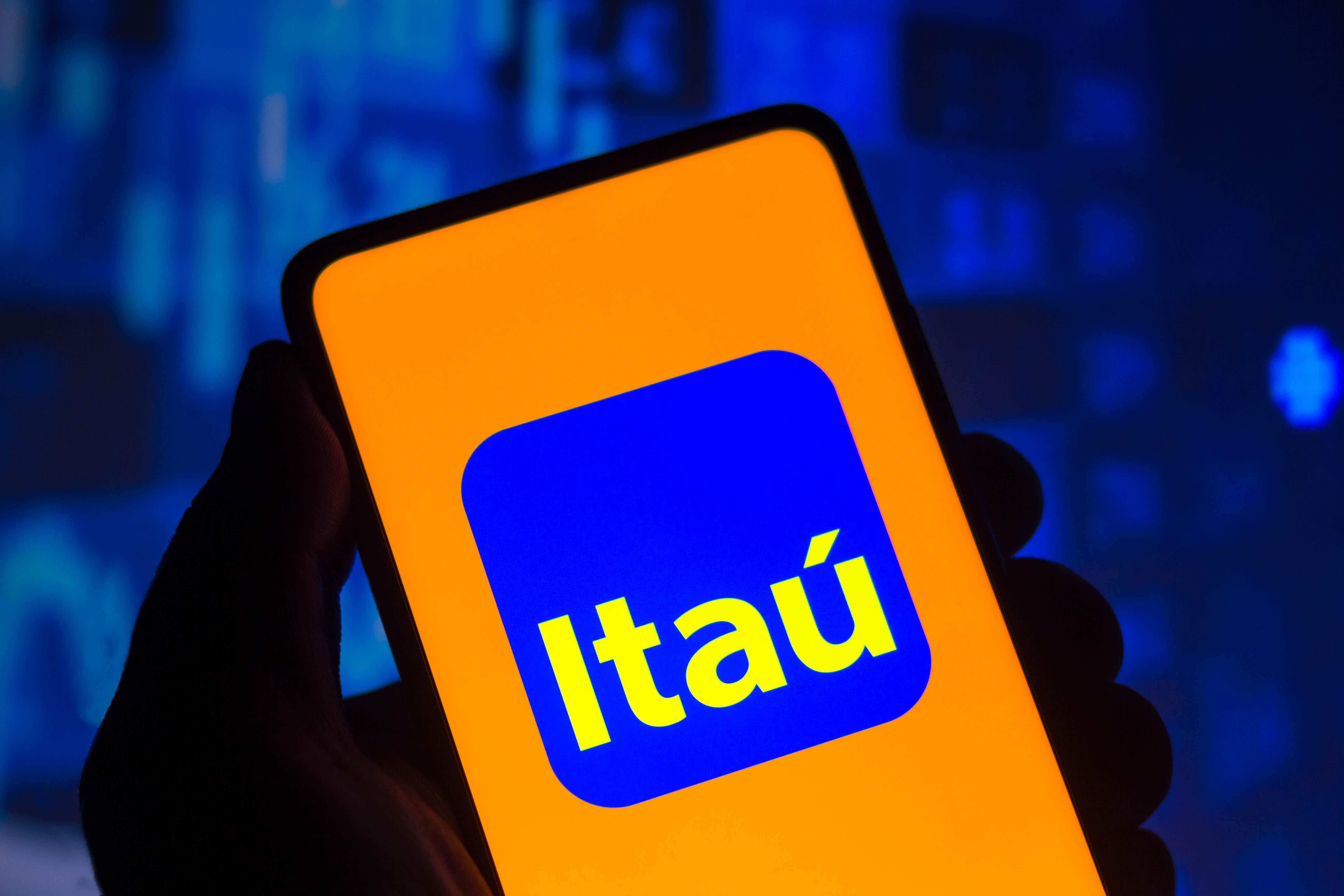 Imagem de celular com a logo do banco Itaú na sua tela