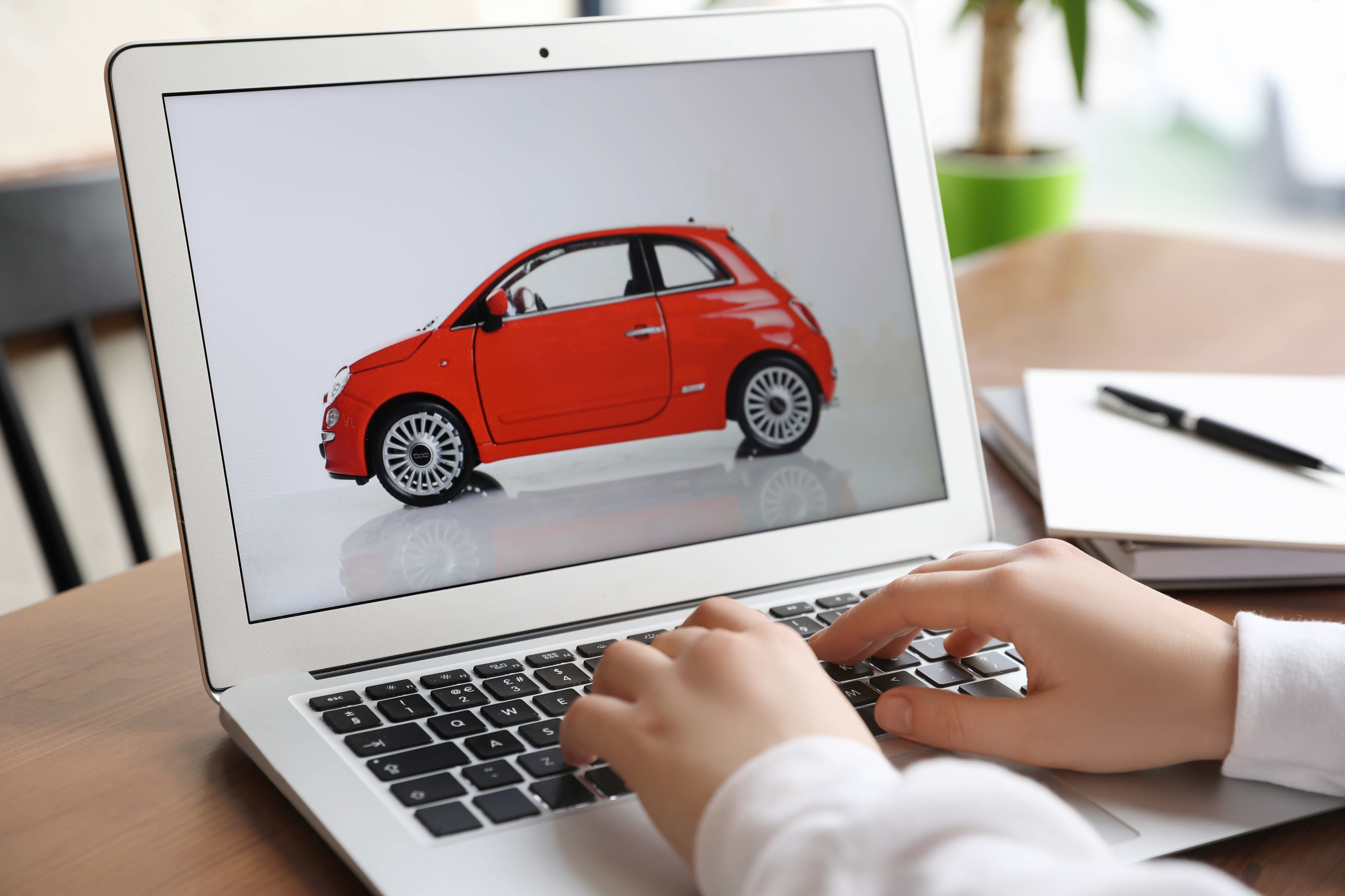 Descubra como anunciar e vender um carro pela internet. Fonte: AdobeStock.