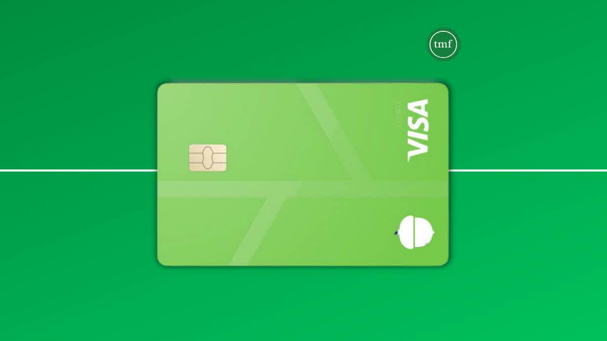 The Acorns debit card will help you manage your finances. Source: The Mister Finance.