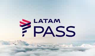 Imagem mostrando um céu com nuvens e o logotipo da LATAM escrito "LATAM Pass" no centro em azul escuro