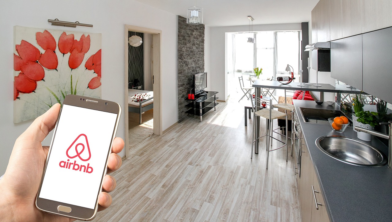 Aplicativos como o Airbnb pode te ajudar a garantir uma renda extra sem investir muito. | Imagem: Pixabay