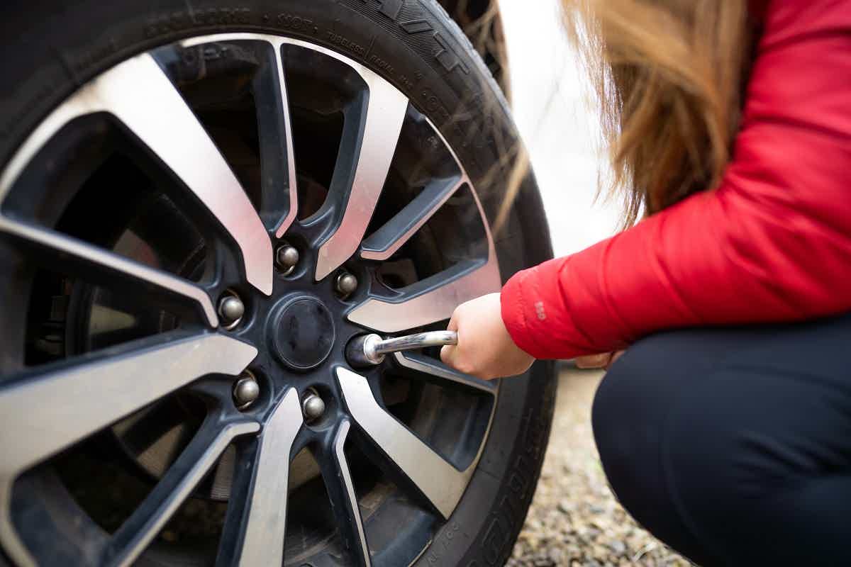 Checar os pneus garante a sua segurança no trânsito. Fonte: AdobeStock.