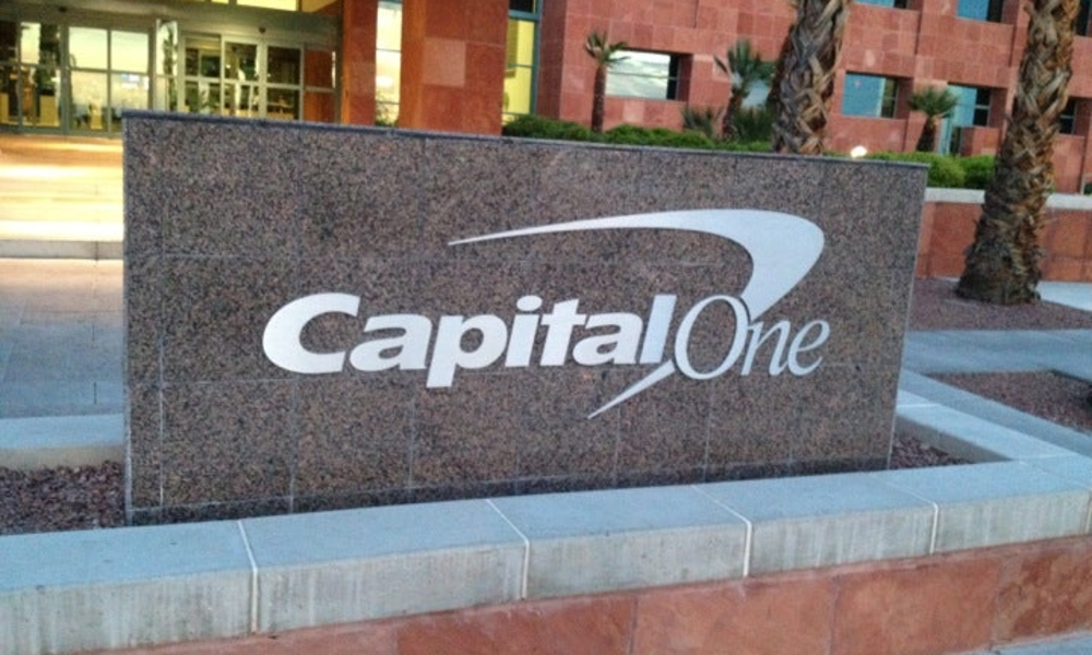 Pedra com logo Capital One em frente a prédio