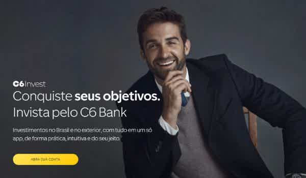 Banner de divulgação da Plataforma de Investimentos do C6 Bank. Temos um homem com trajes sociais olhando e sorrindo para a câmera. À Frente temos o logo do C6 Invest e um pequeno resumo dos serviços.
