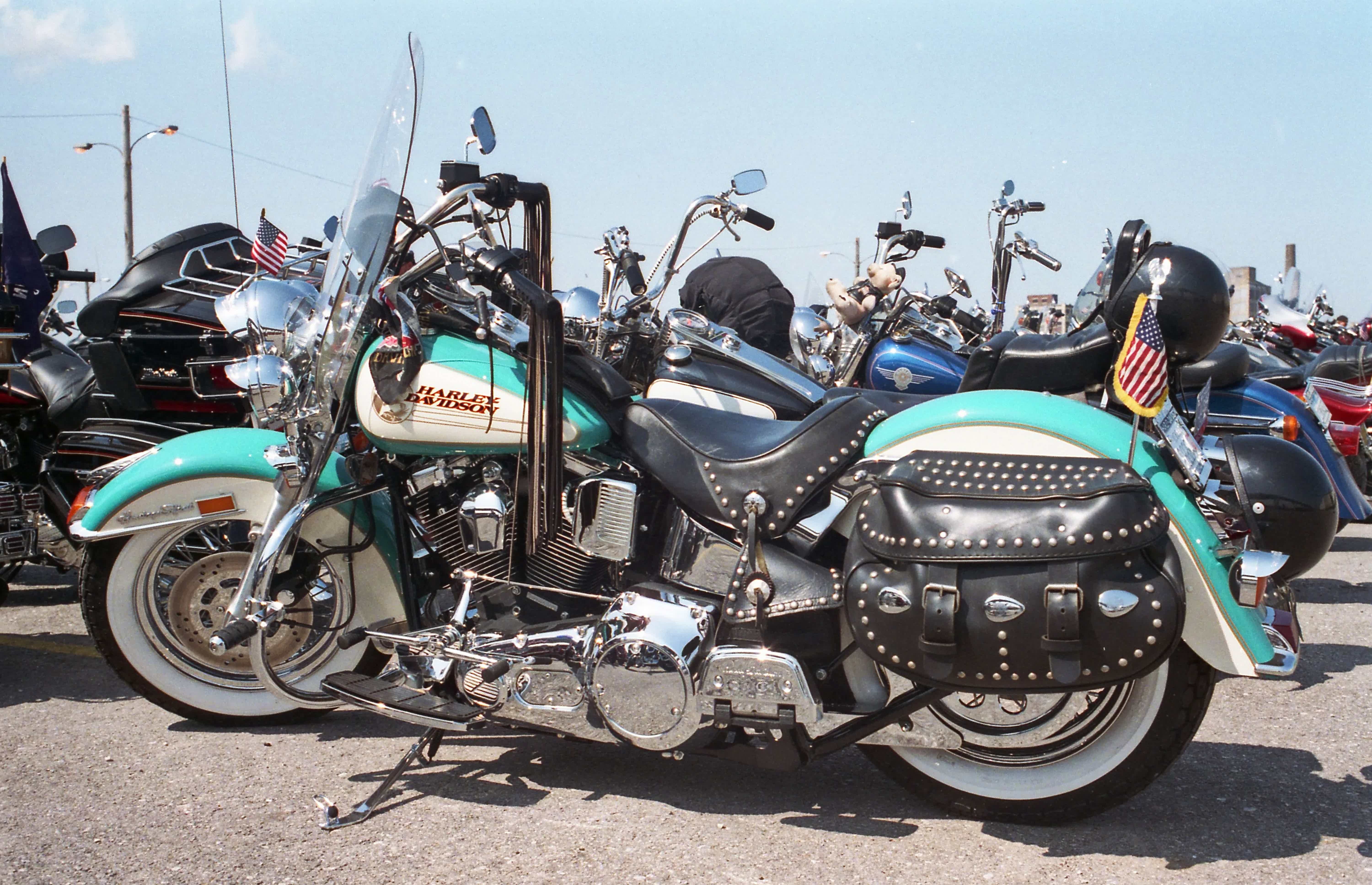 Moto customizada em encontro de motoqueiros