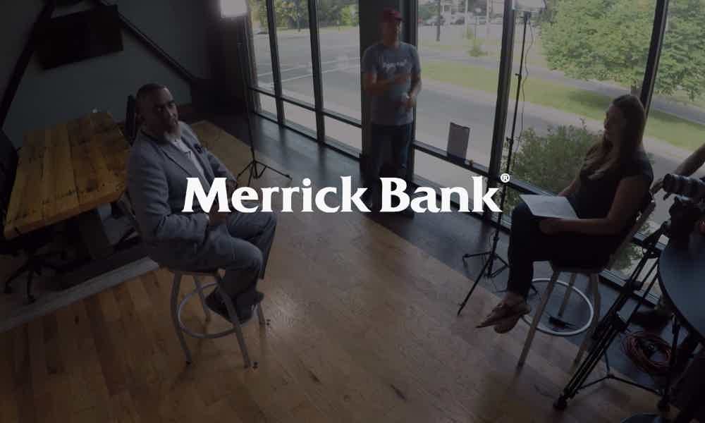 Logo Merrick Bank fundo com pessoas em filmagem