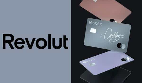 Na metade esquerda, logo do Revolut na cor preta sobre um fundo azulado e, na metade direita quatro modelos do cartão Premium em diferentes posições e cores.