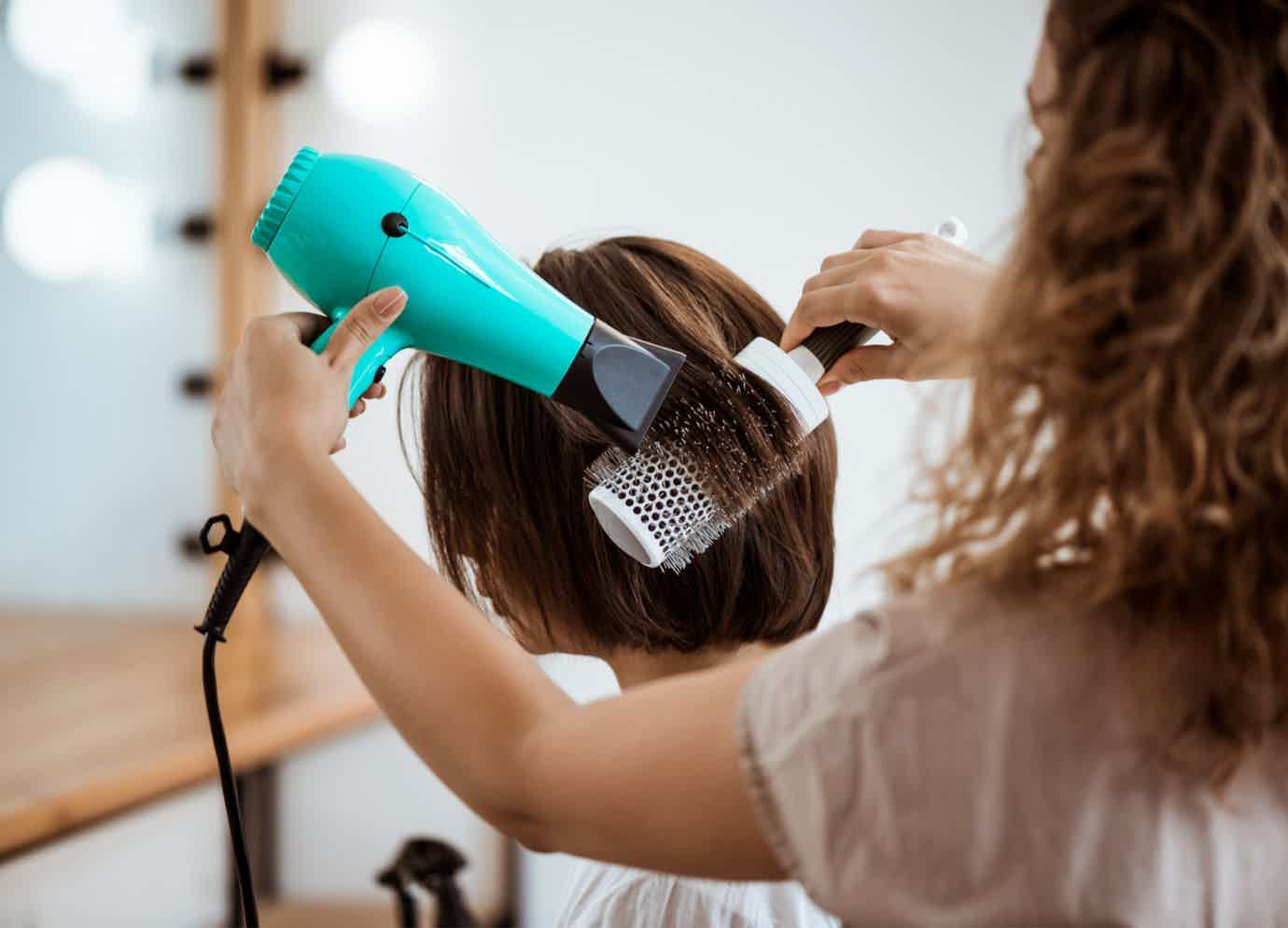 Aprenda o que precisa para ser um cabeleireiro. Fonte: Freepik