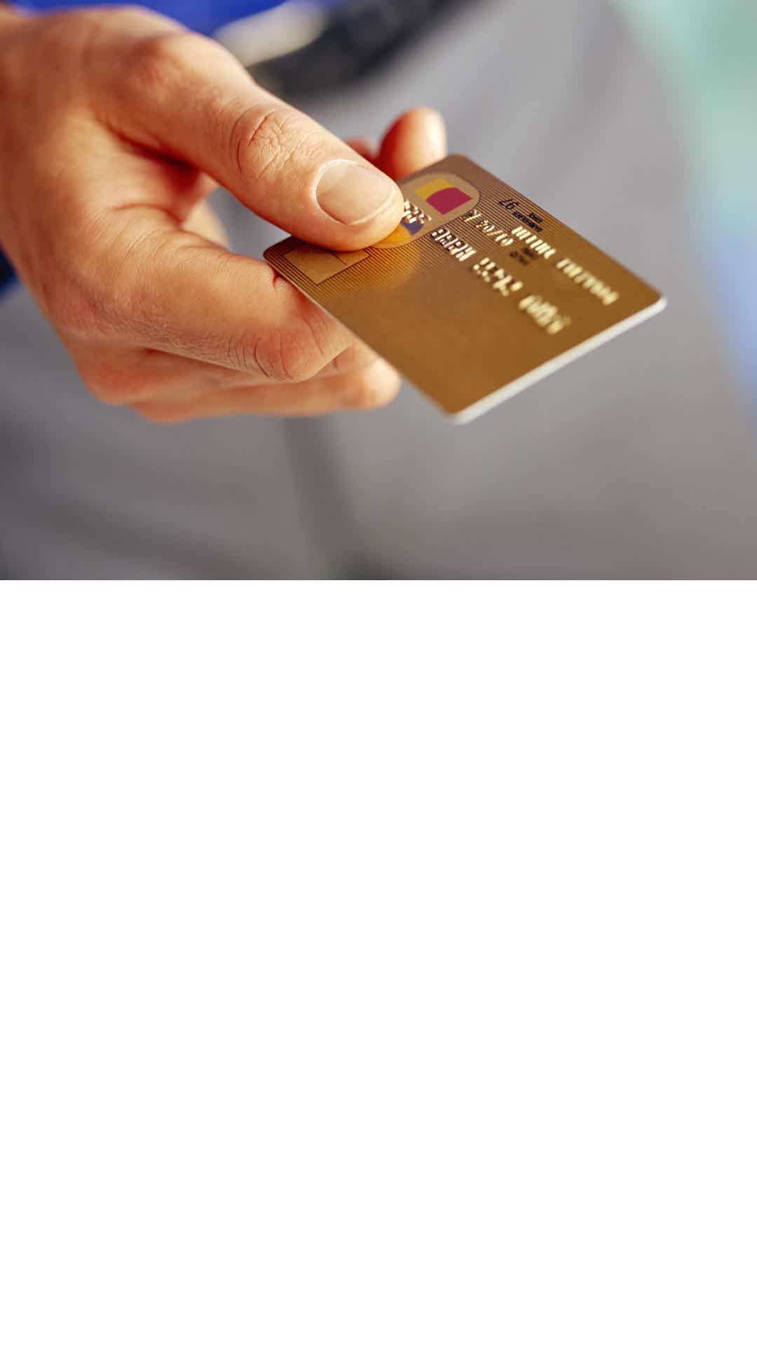 Cartão de crédito dourado.
