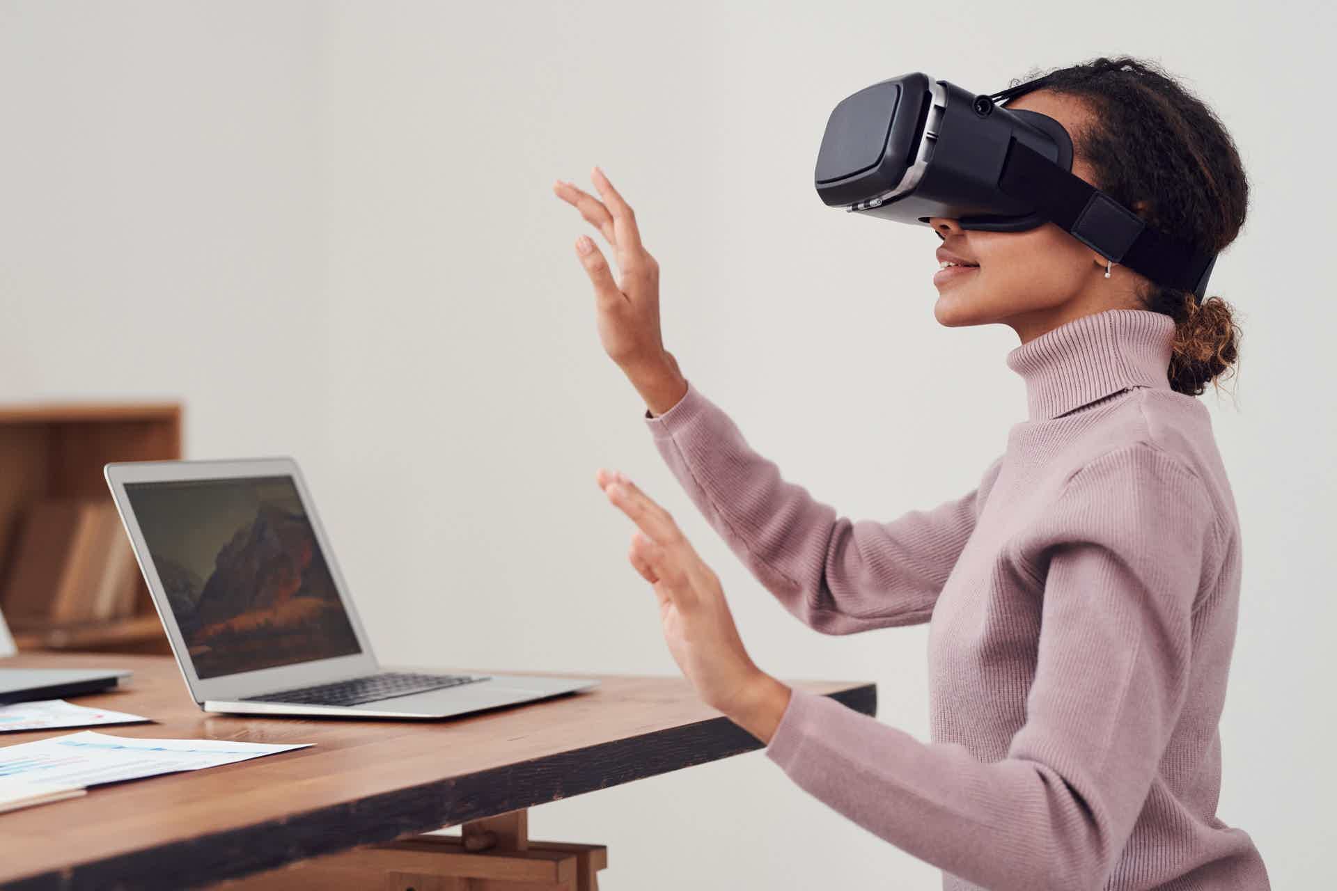 Ao começar a investir você pode parar de imaginar uma realidade virtual e viver seus objetivos. Fonte: Pexels