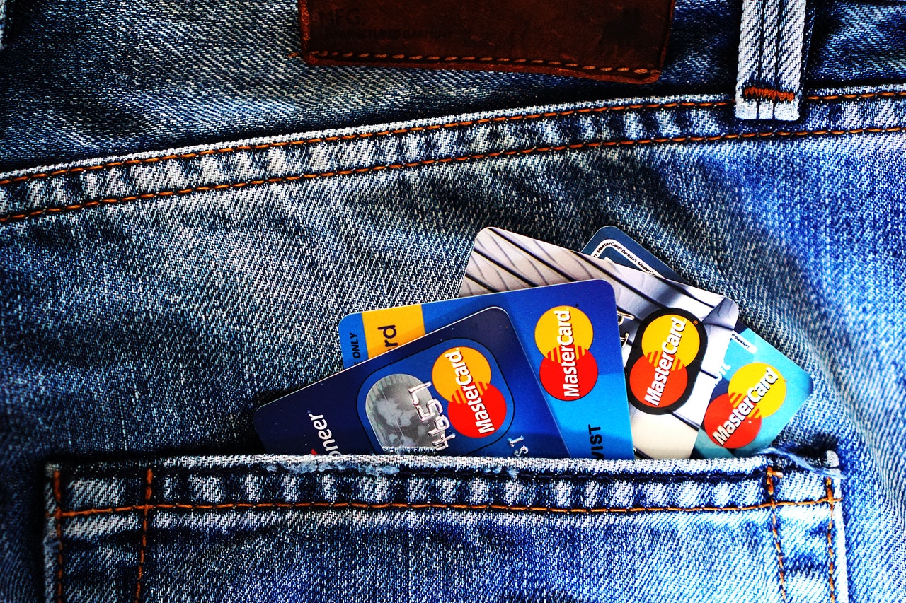 Bolso de uma calça jeans cheia de cartões de crédito.
