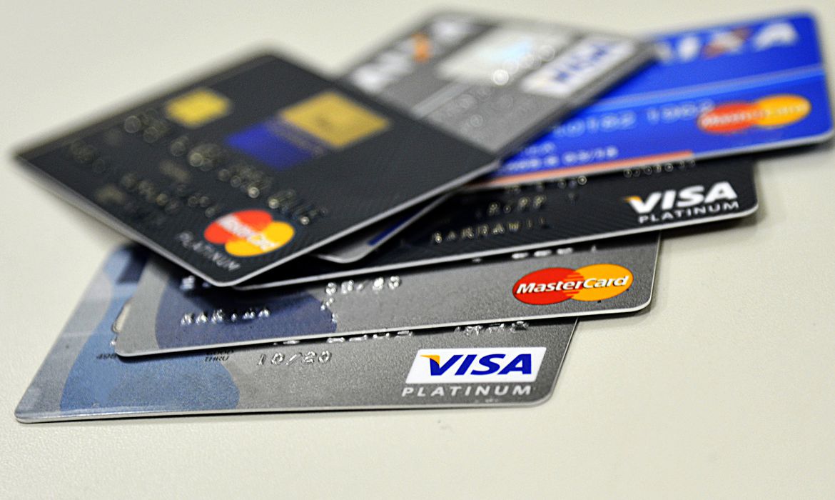 Como utilizar o cartão de crédito sem se endividar?  (Imagem: Agência Brasil)