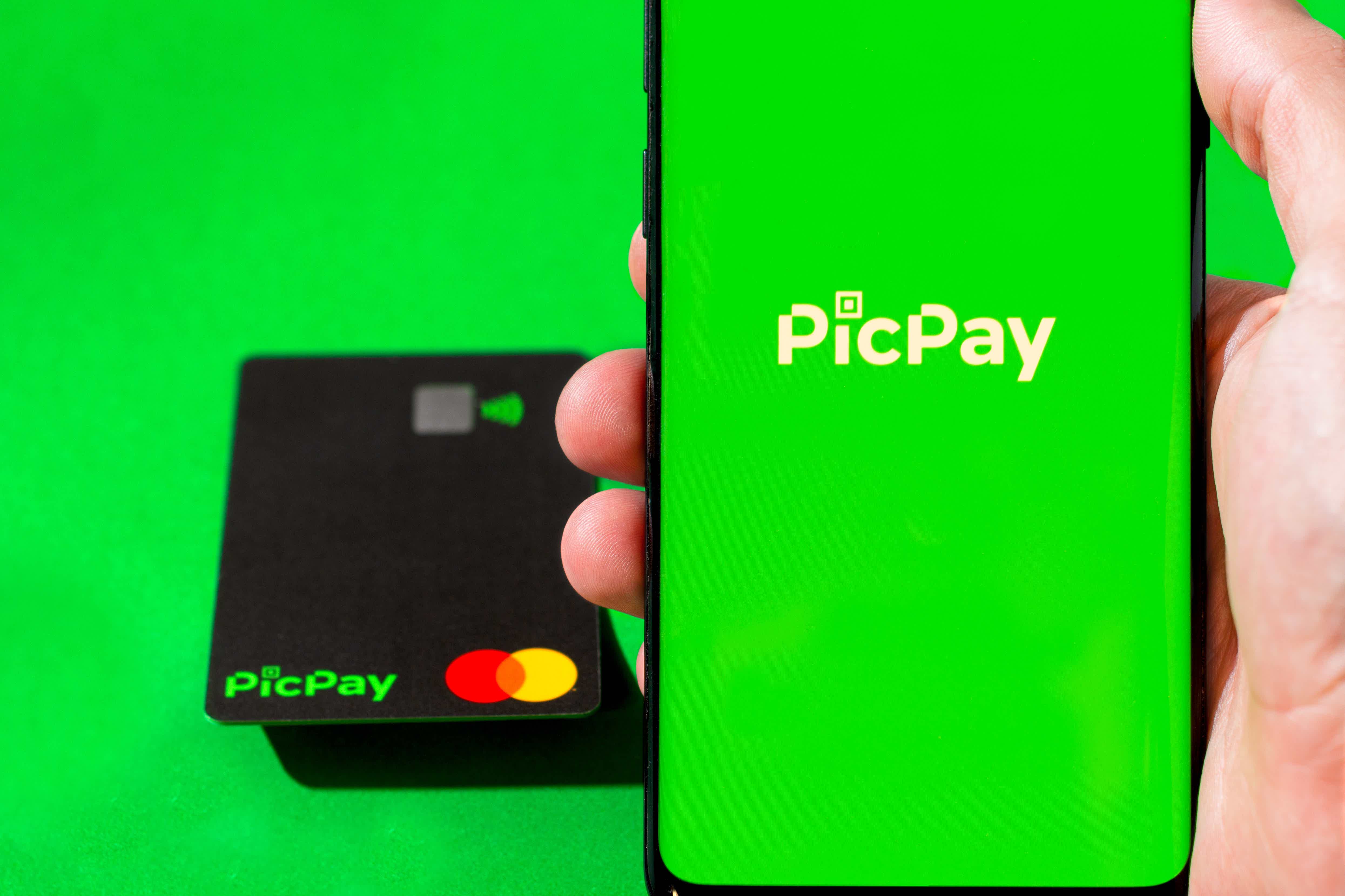 Smartphone com a logo do PicPay em fundo verde neon,