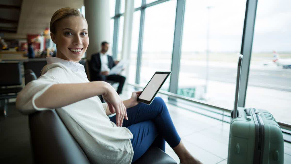 Wait for your flight in the airport lounge. Source: Freepik.
