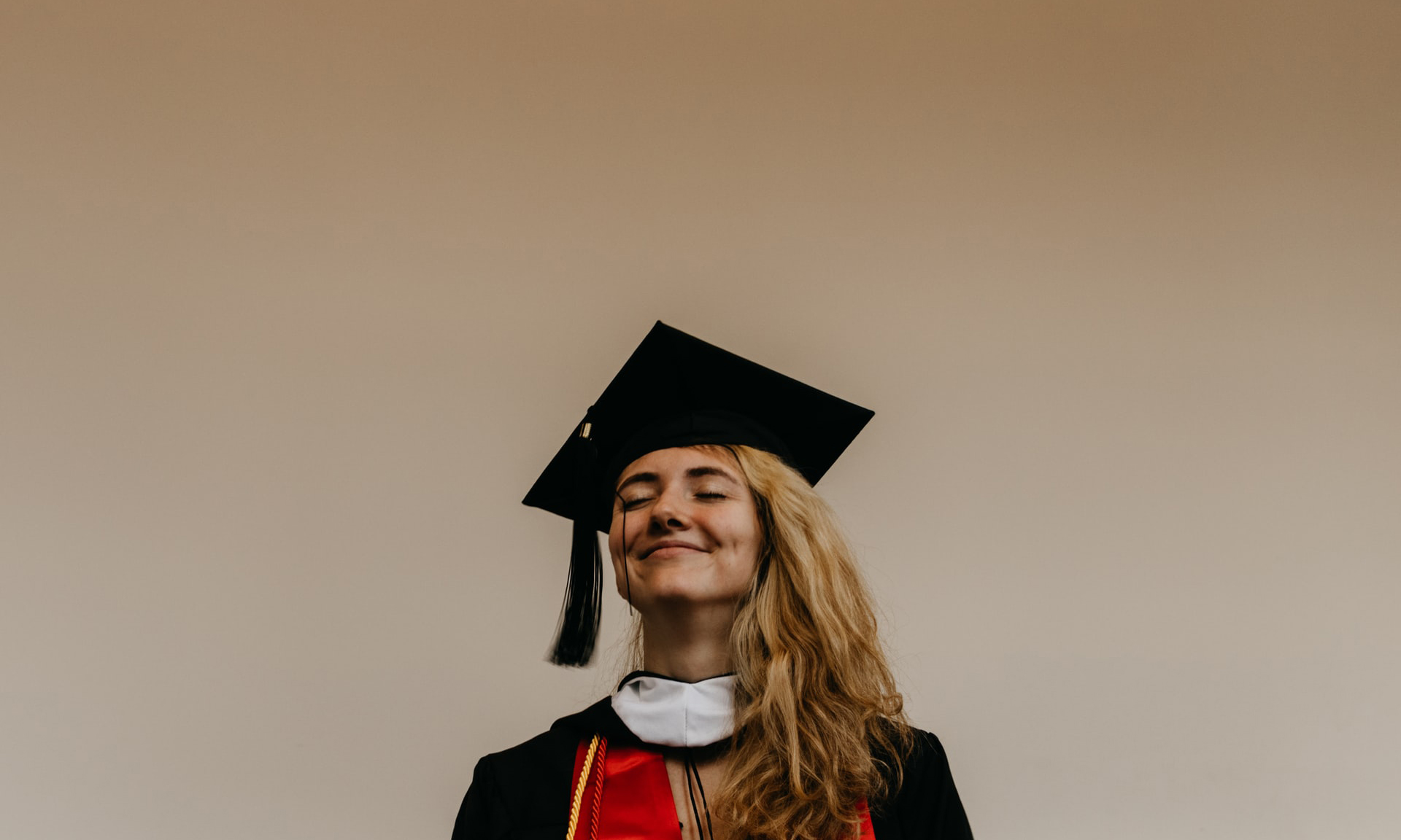 See what are the benefits of the SoFi Private Student loans. Source: Unsplash.