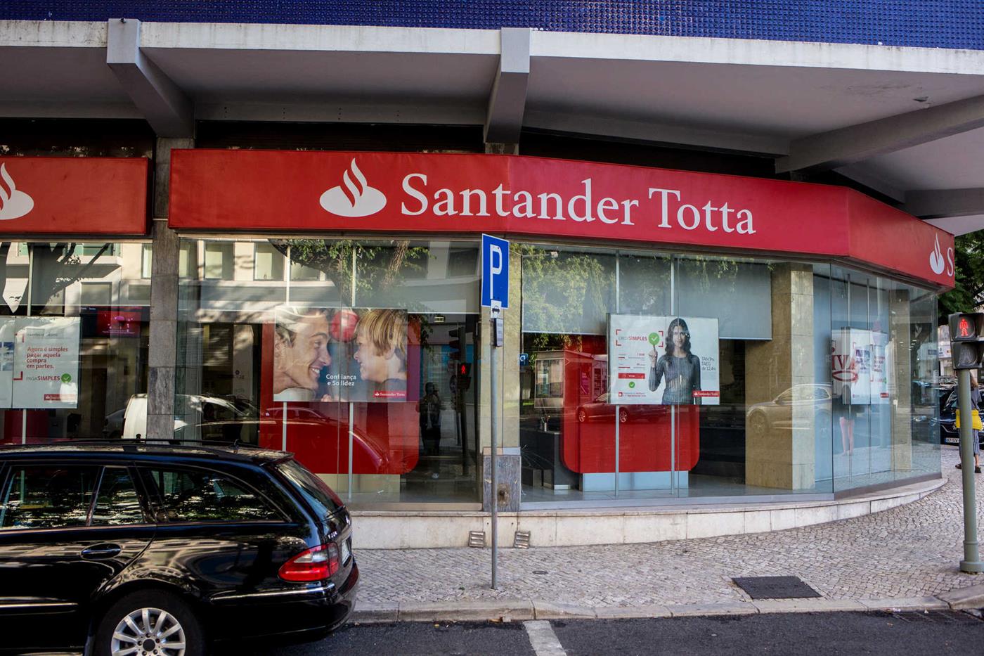 Você precisa ir até um balcão Santander Totta para solicitar o cartão