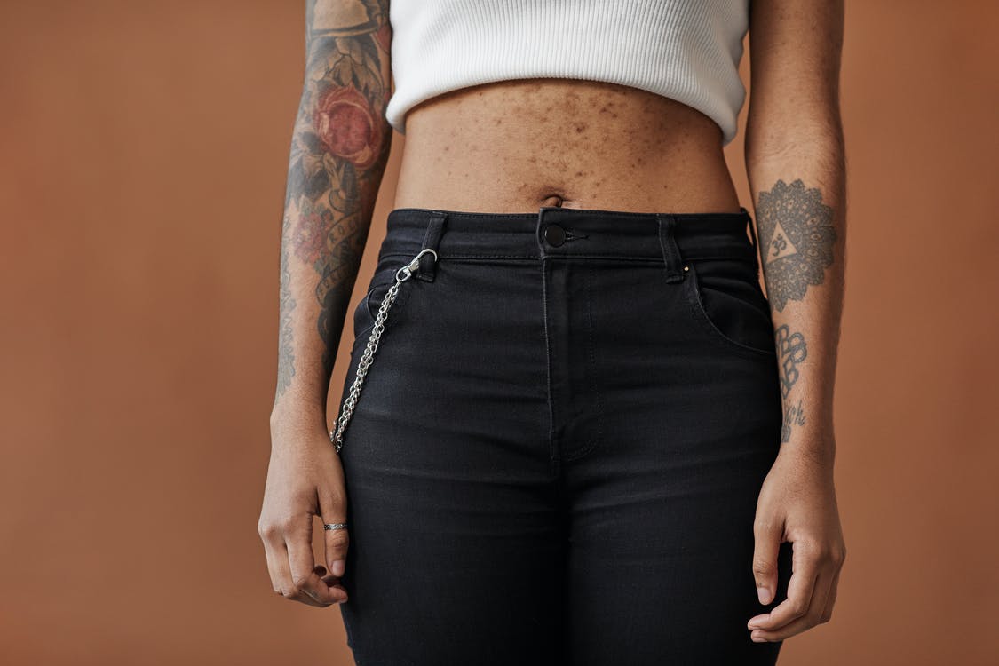 Afinal, qual local mais comum para tatuagem feminina? Fonte: Pexels.