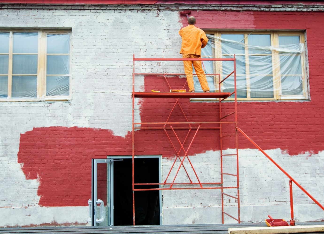 Pintor fazendo parede vermelha