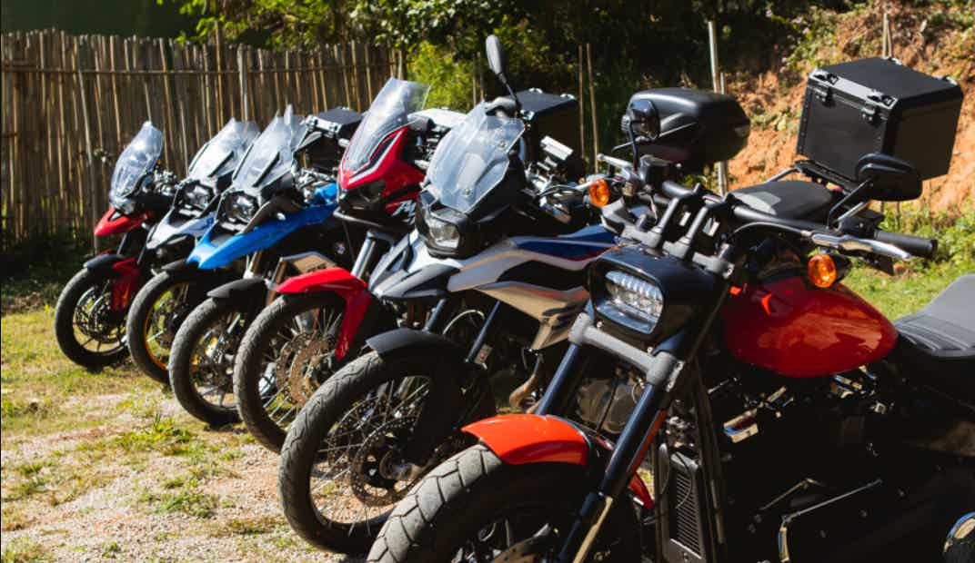 Escolha a moto que preferir e solicite sua reserva. Fonte: Facebook MotarX.