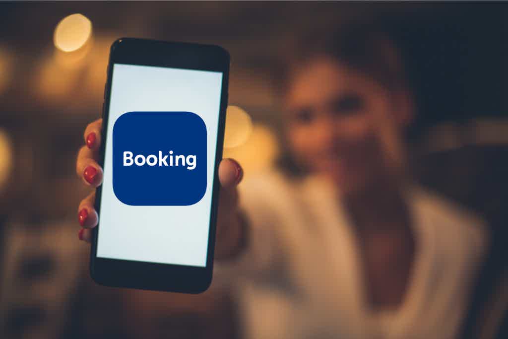 Veja aqui as informações sobre o app e descubra como é possível economizar nas suas próximas viagens. Fonte: Canva + Booking