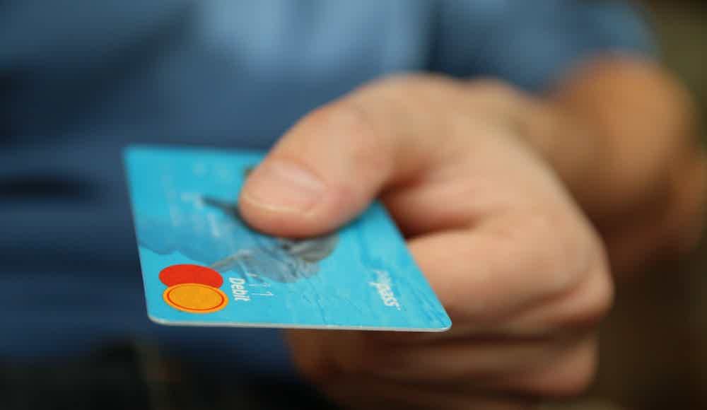 Confira como usar seu cartão de débito. Fonte: Pexels.