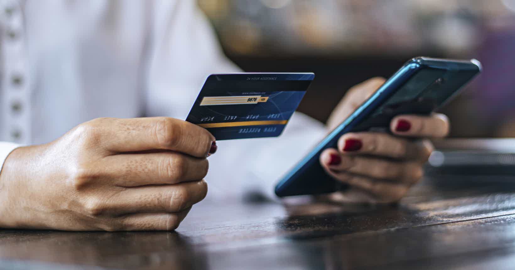 Devo parcelar a fatura do cartão de crédito? (Imagem: melhores destinos)