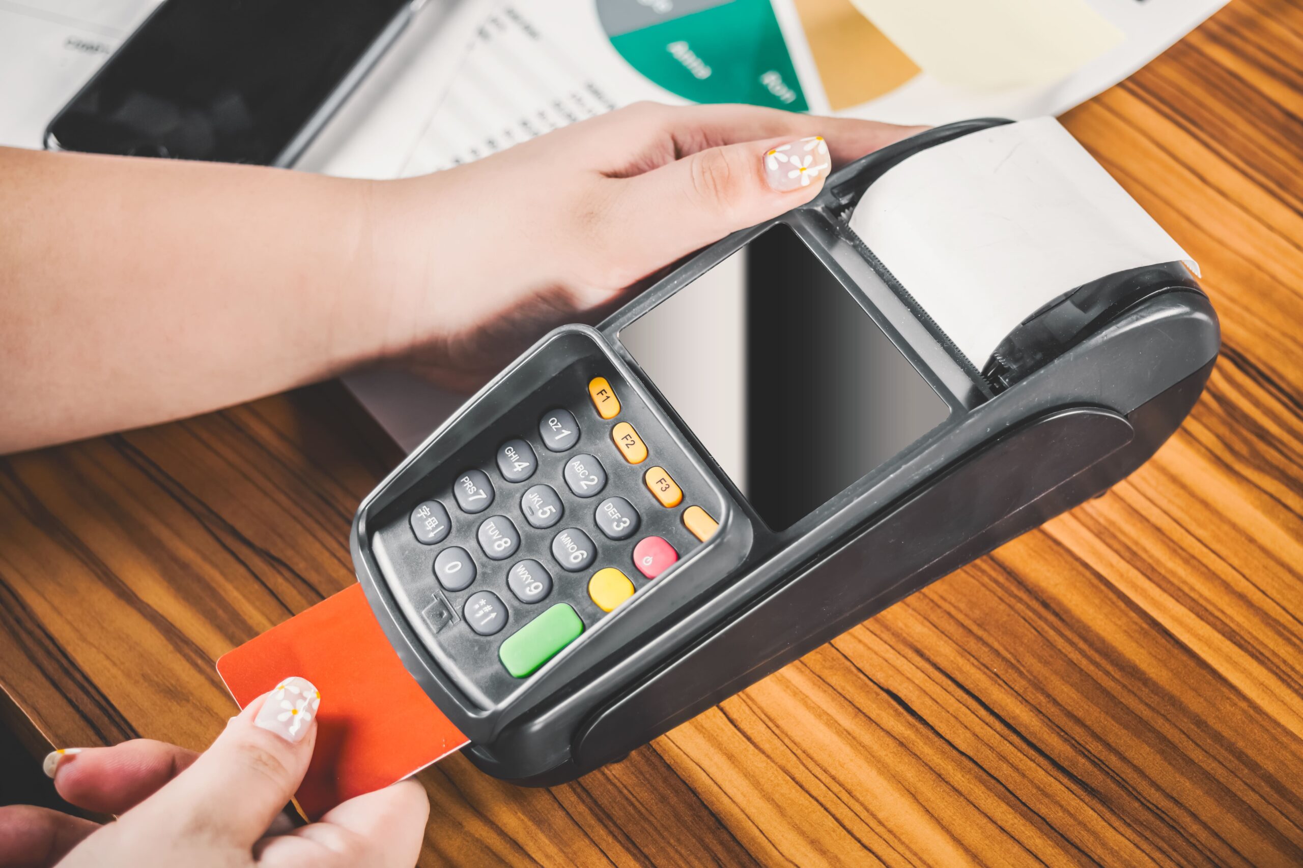 Como utilizar o cartão de crédito sem se endividar? (Imagem:  Financeone)