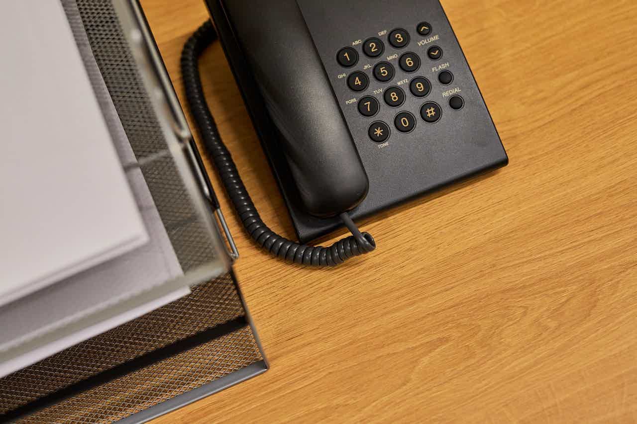 Somente algumas instituições oferecem contratação pelo telefone. Fonte: Pexels.