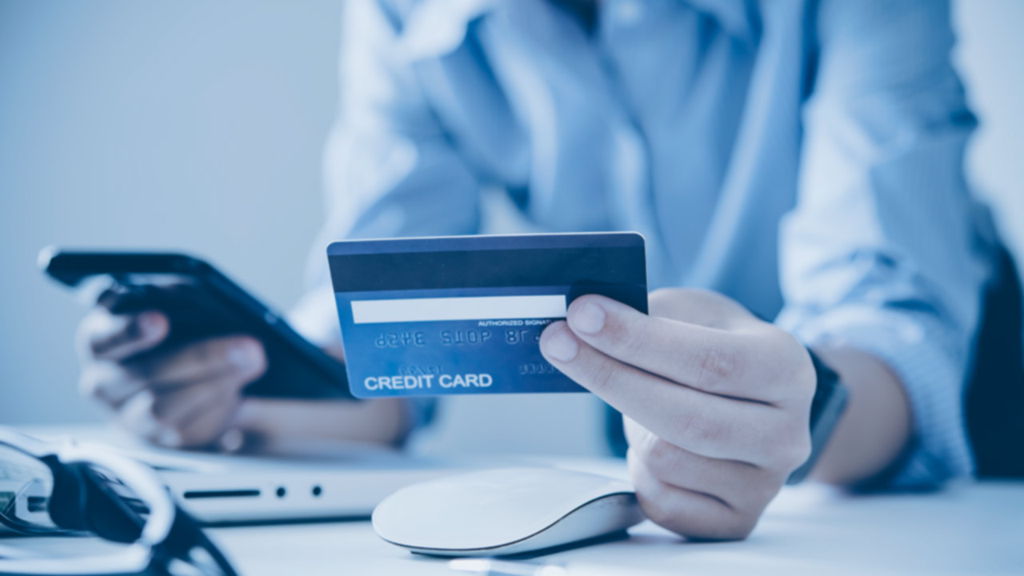 3. Inicie o contato com a central do cartão de crédito 