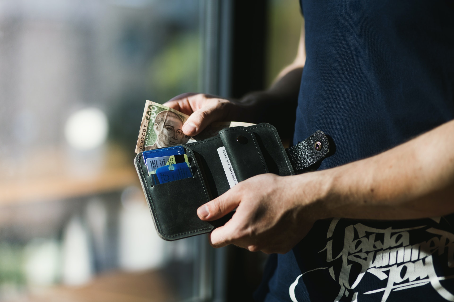 Tenha um limite de gastos para o cartão de crédito. Foto: Pexels / Evg Culture
