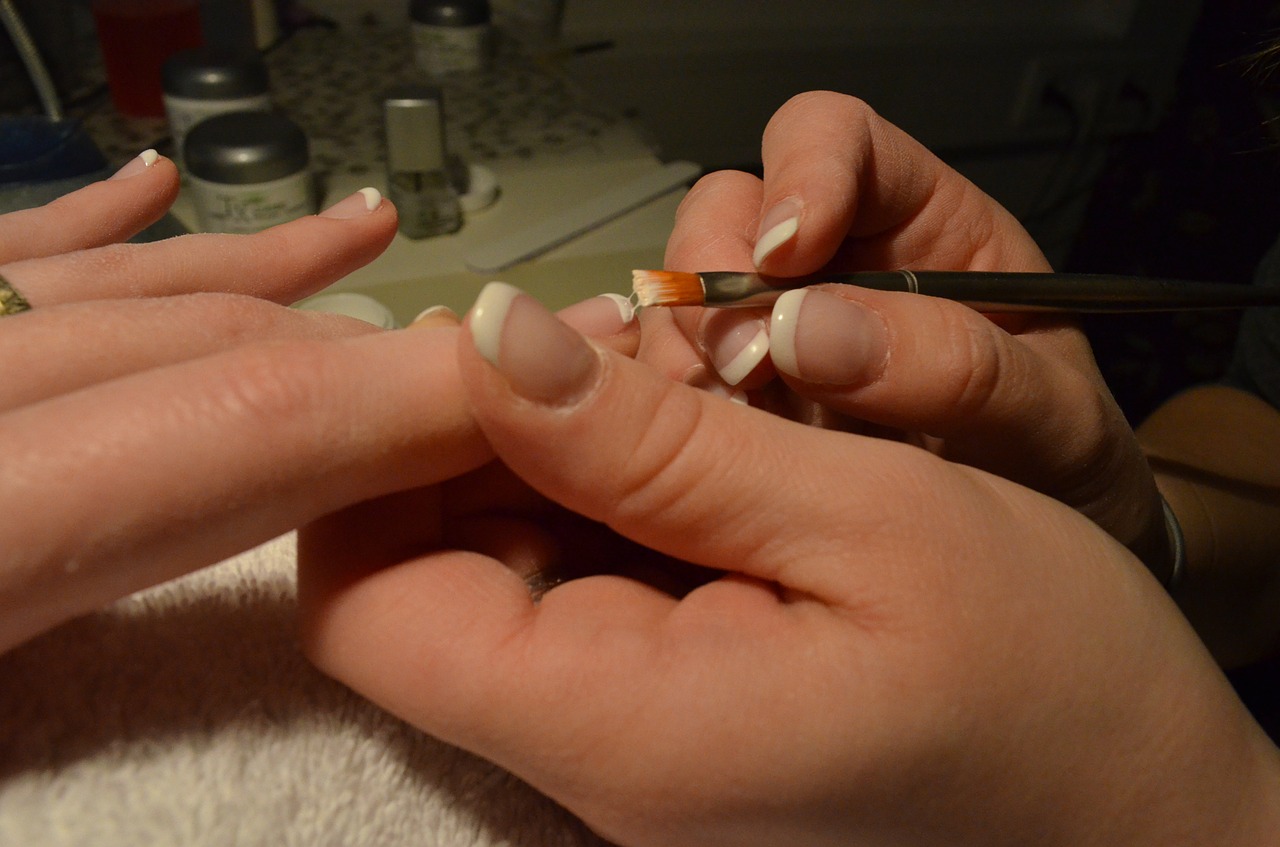 Manicure trabalhando após o curso abeline
