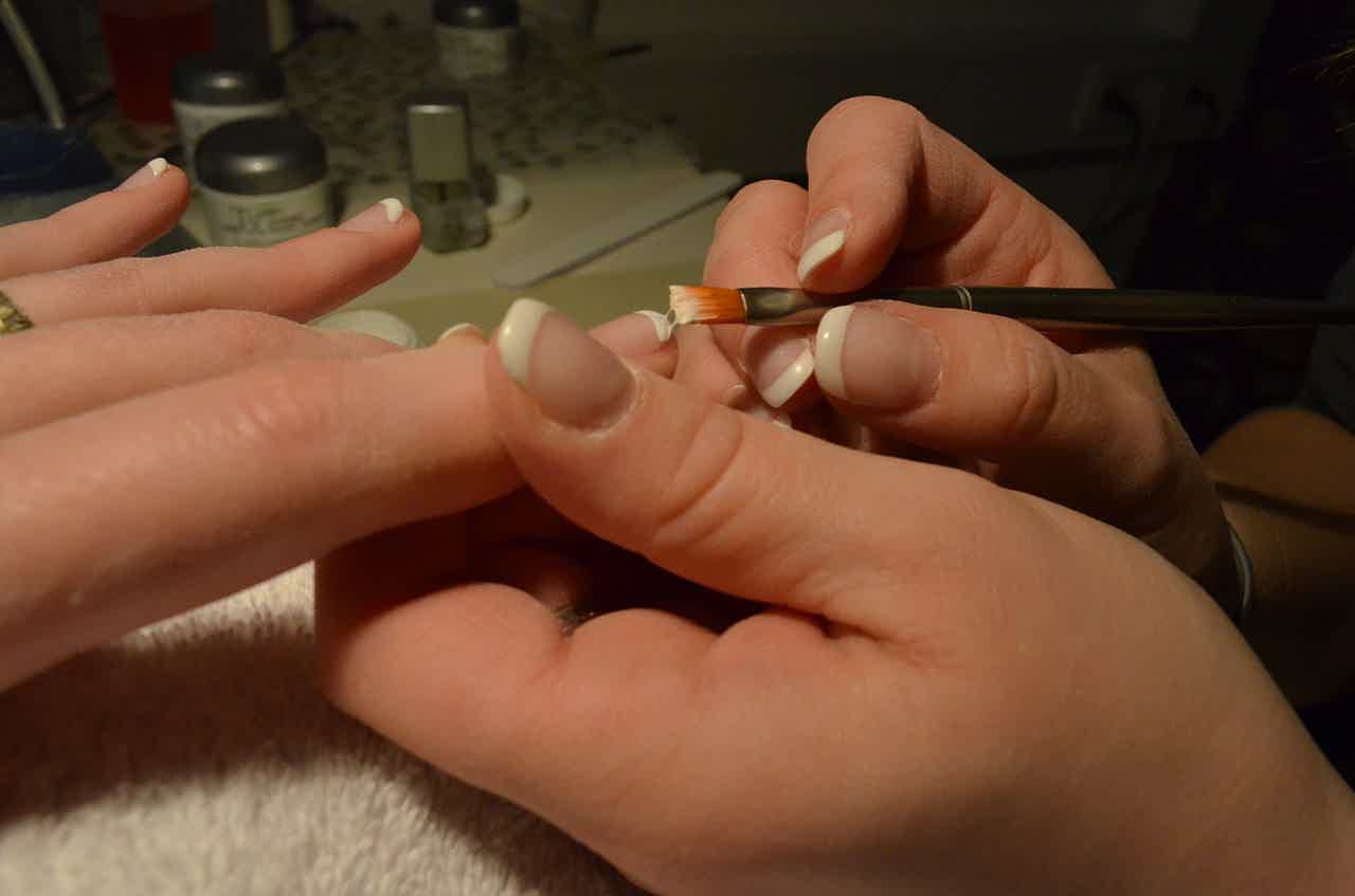 Manicure trabalhando após o curso abeline
