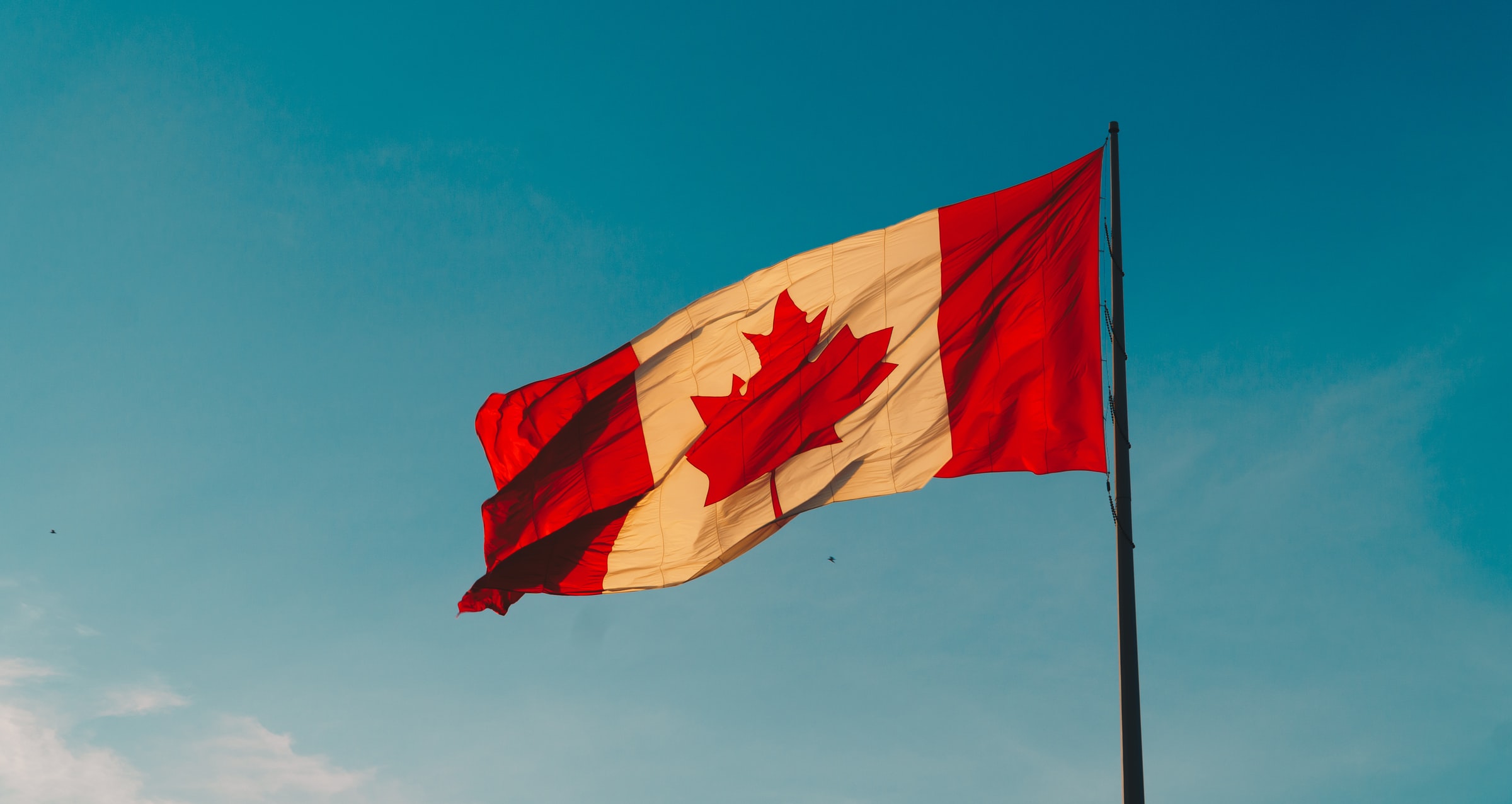 bandeira do Canada com um céu azul ao fundo