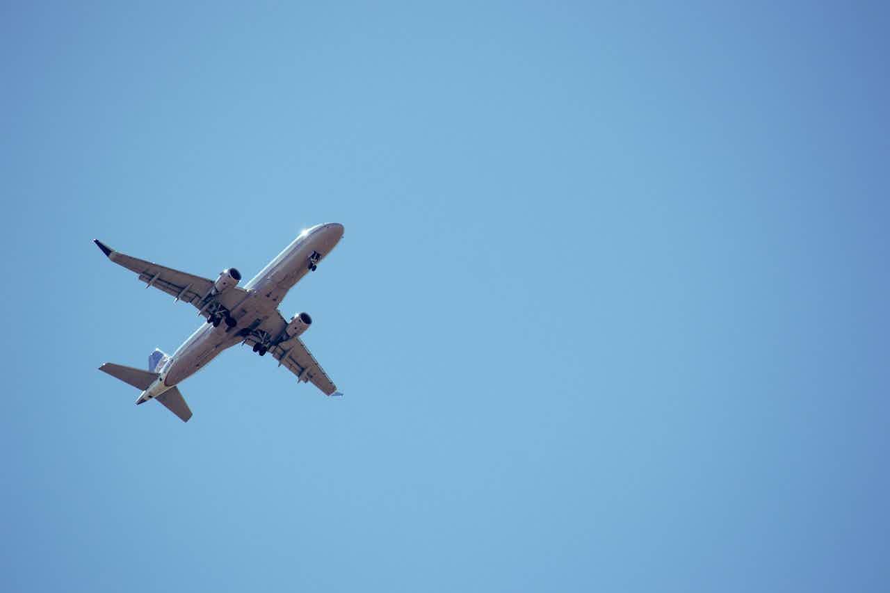Avião voando em um céu azul sem nuvens