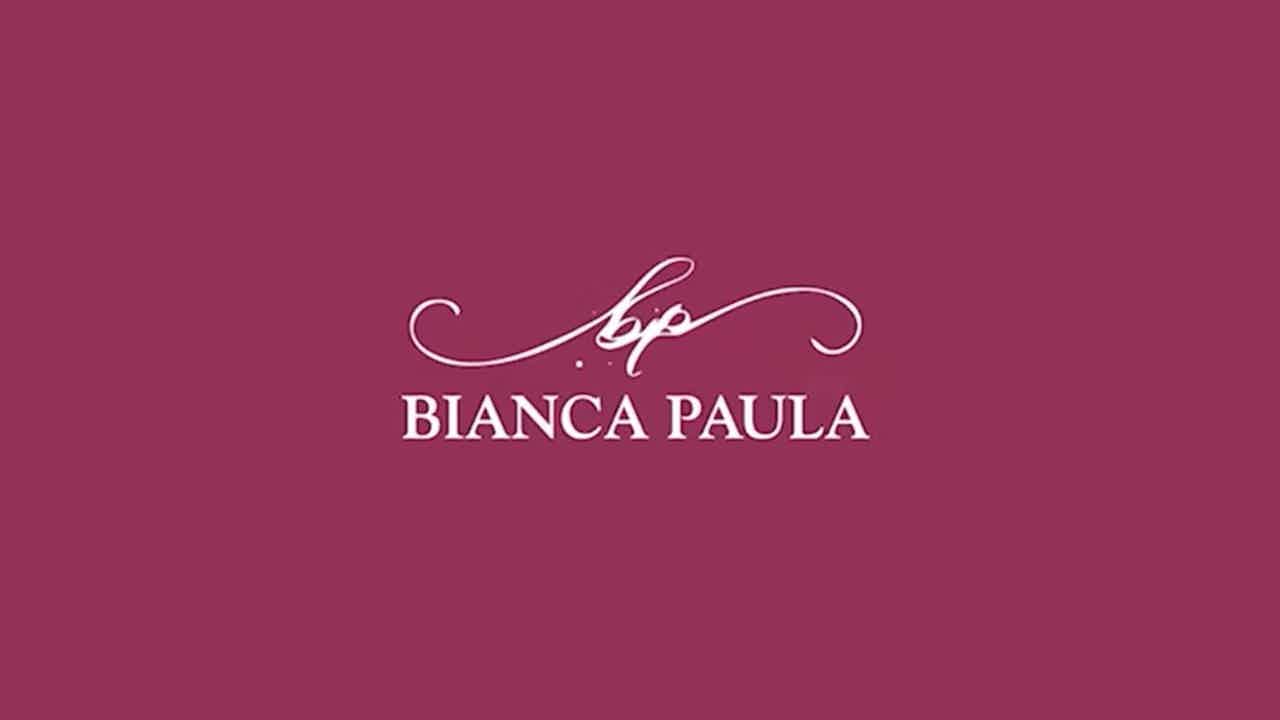 Logo Bianca Paula fundo rosa escuro