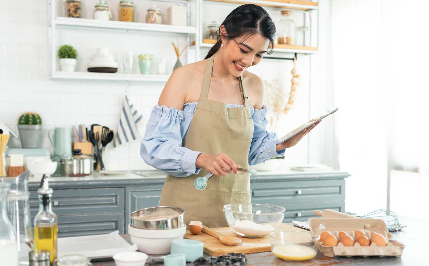 Mulher asiática cozinhando na cozinha