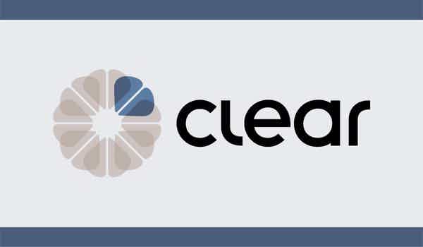 Logo da corretora Clear com o nome escrito em preto e o símbolo da empresa em cinza e azul. O símbolo tem formato similar a uma pizza.