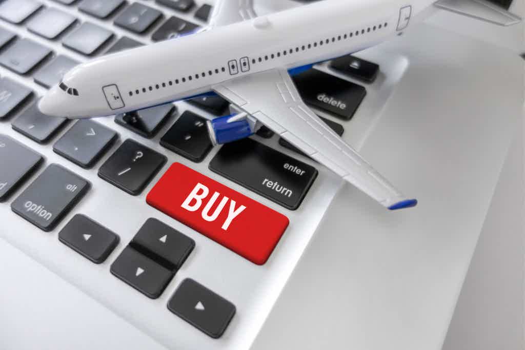 Confira aqui quais são os sites para comprar passagem aérea barata. Fonte: Canva