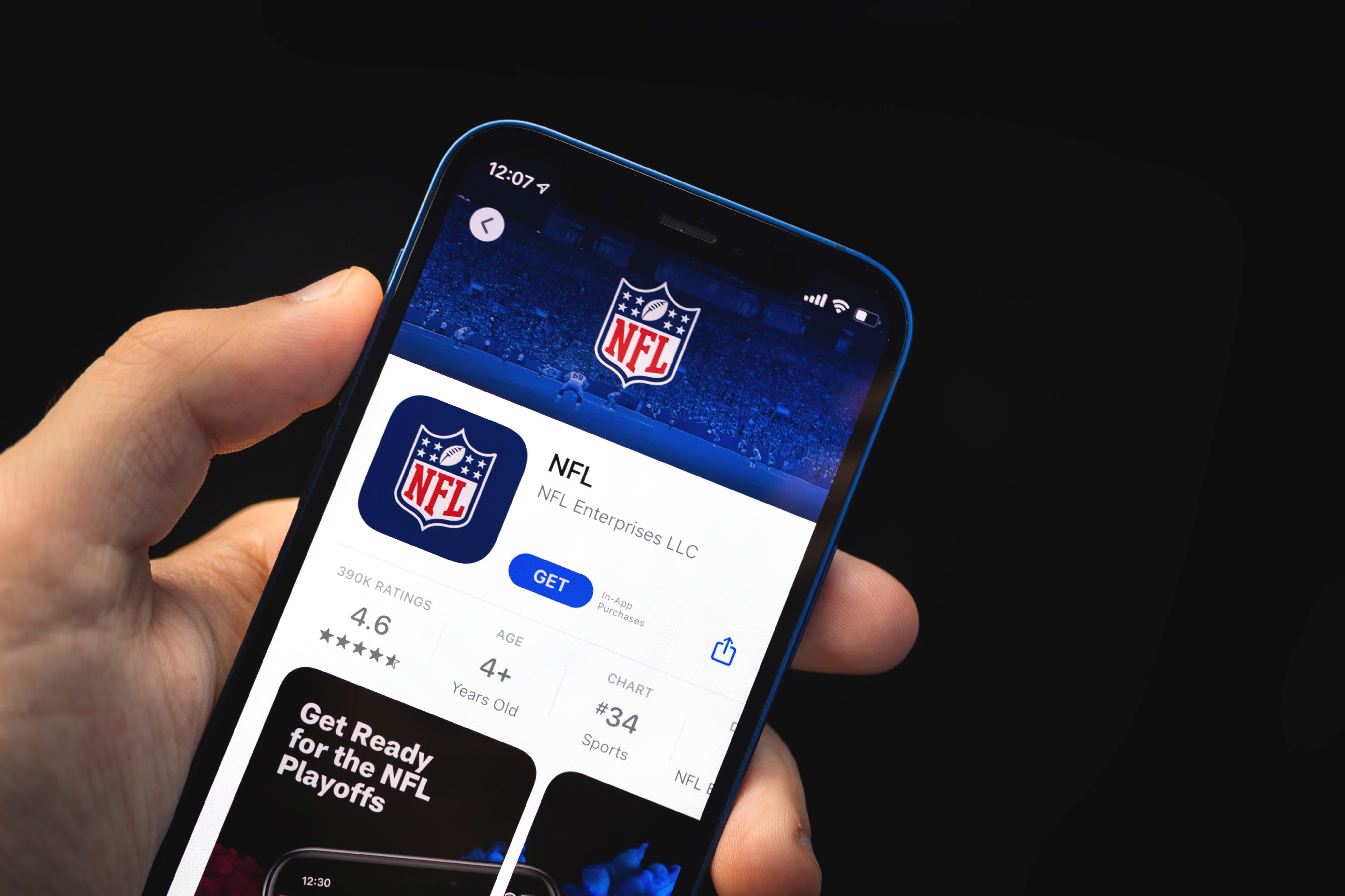 Celular com app da NFL na tela
