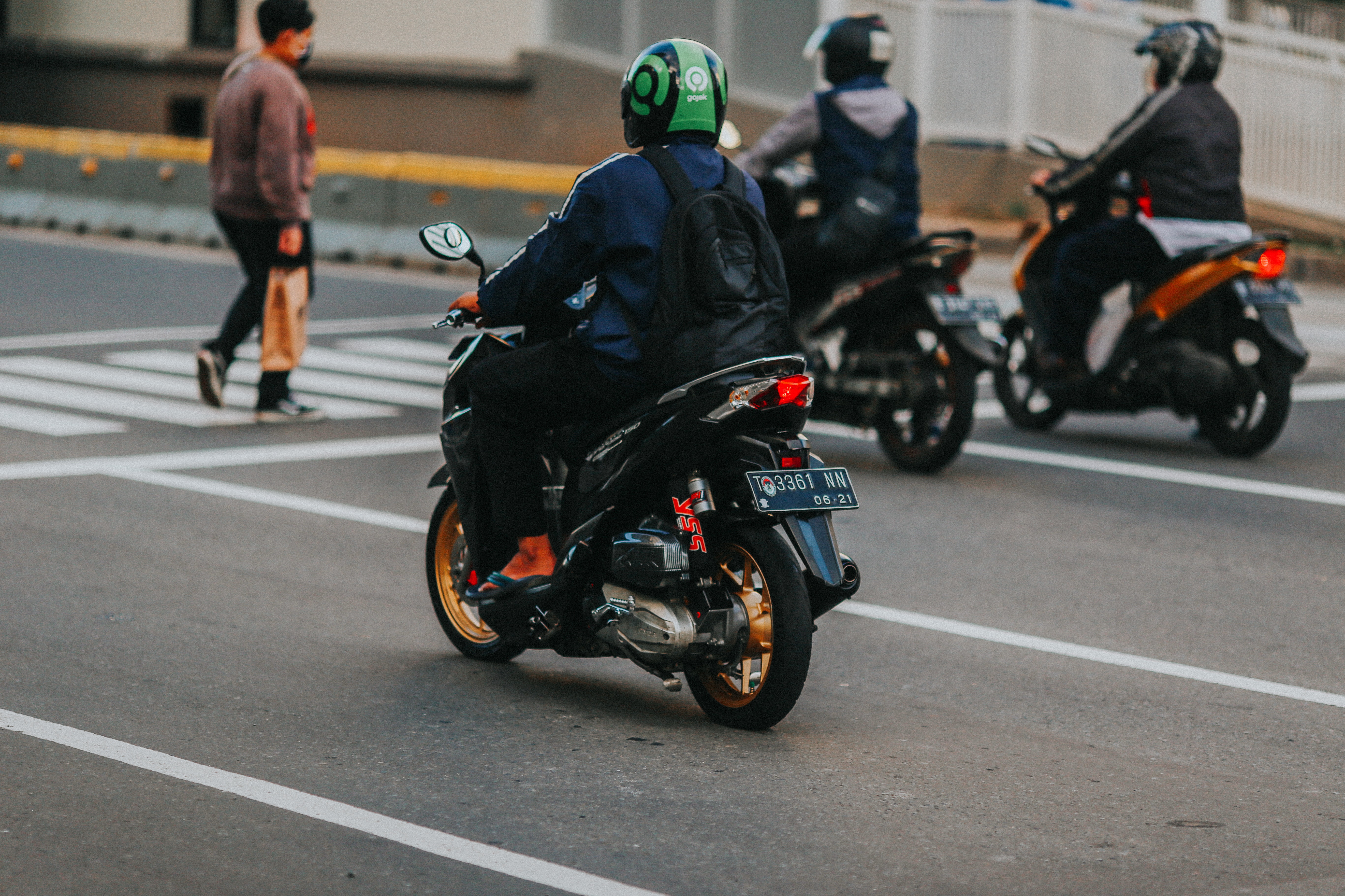 Saiba quanto custa cada taxa para tirar sua CNH em uma moto escola. Fonte: Pexels.