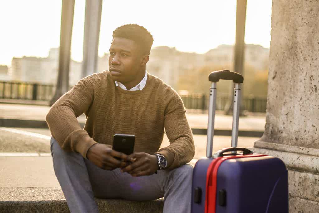 Confira duas opções de aplicativos para viagens e saiba qual é o melhor para você. Fonte: Canva