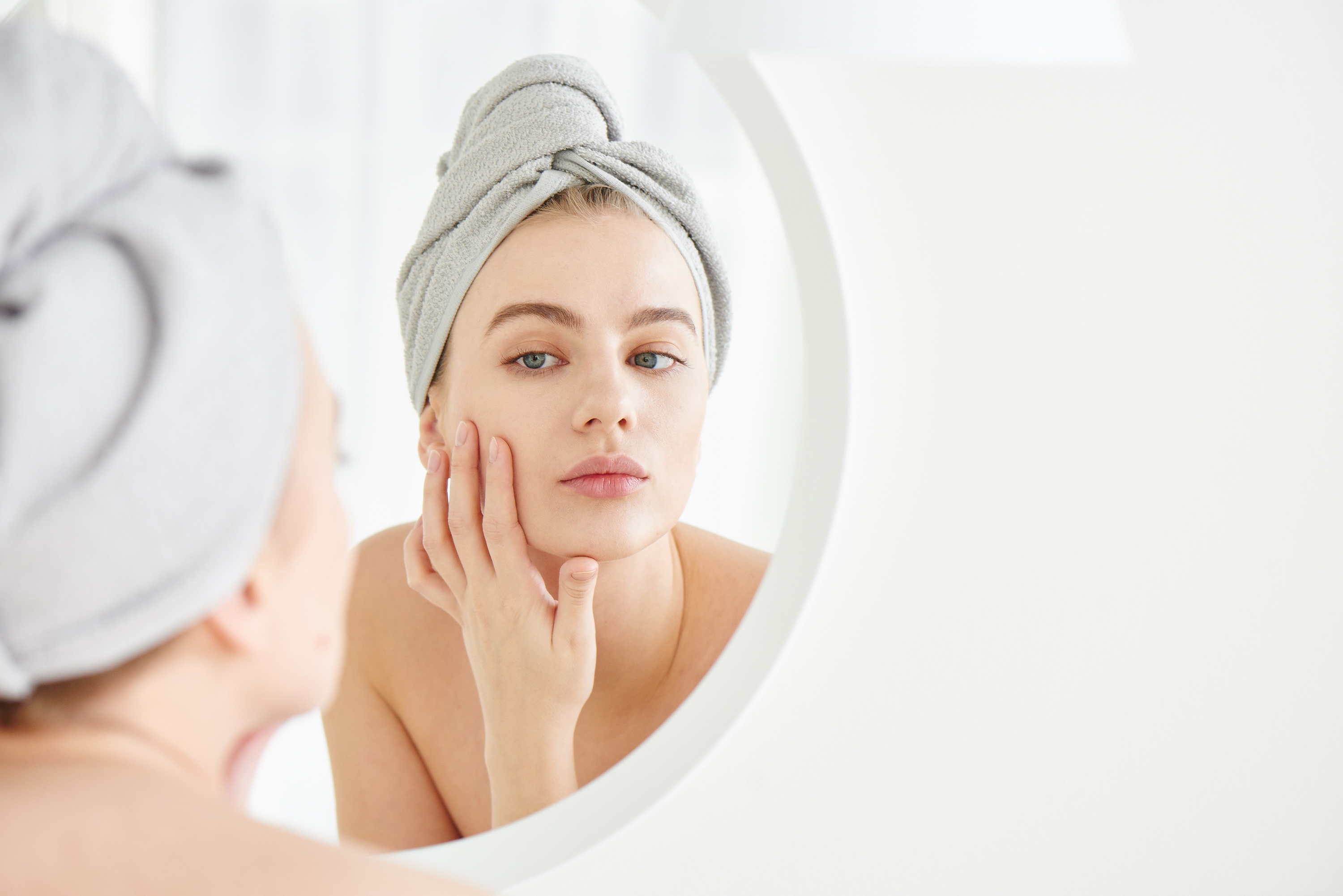 Então, confira alguns motivos essenciais para fazer limpeza de pele. Fonte: AdobeStock.