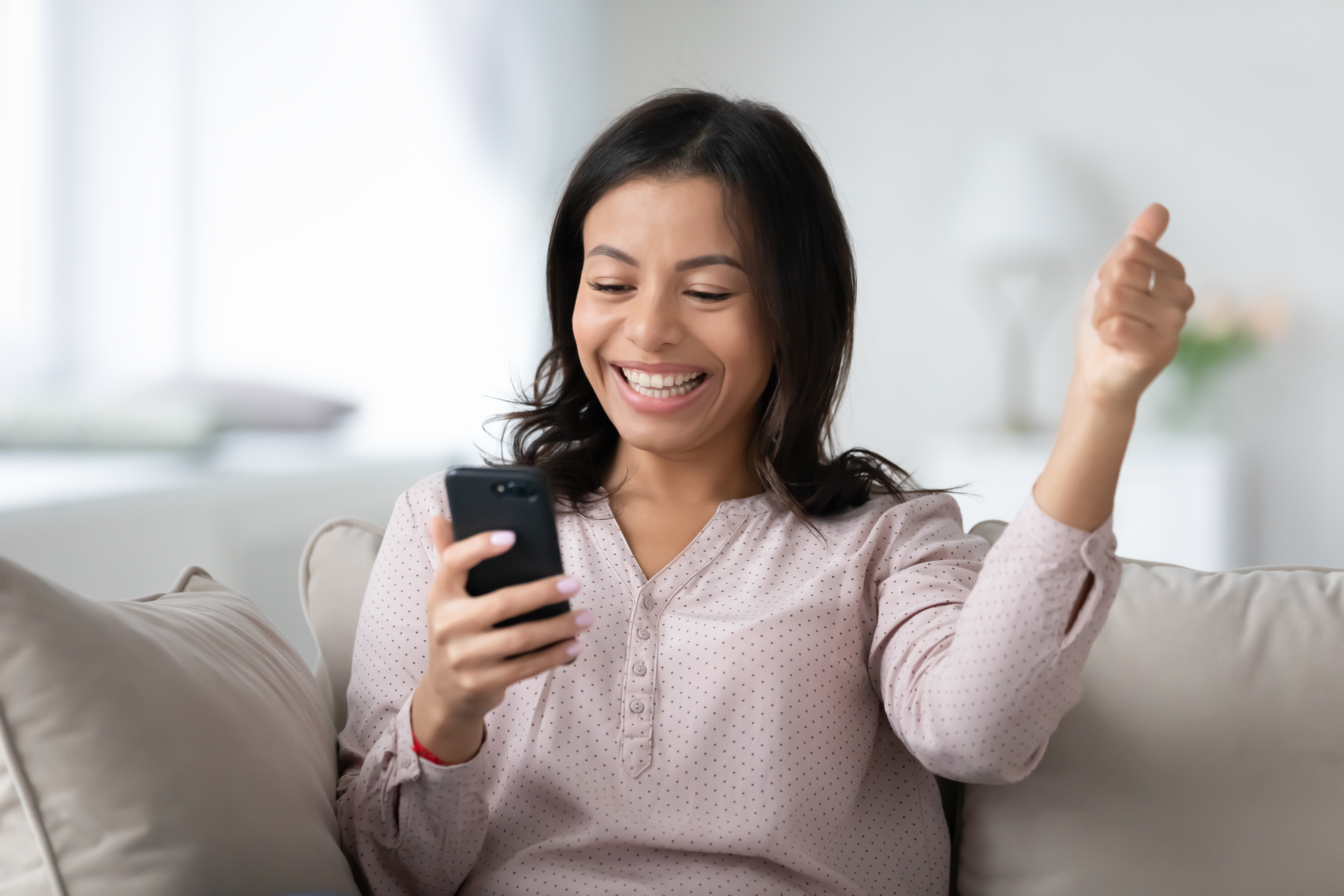Track your credit score with your cellphone through OneScore app! Source: Adobe Stock.