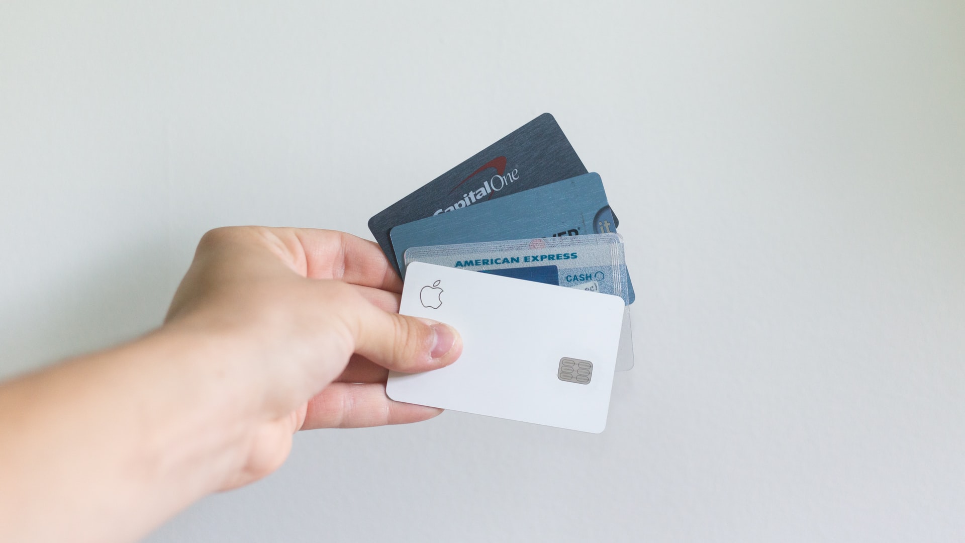 Check out the 5 easy steps and pick the best credit card for you! Source: Unsplash.
