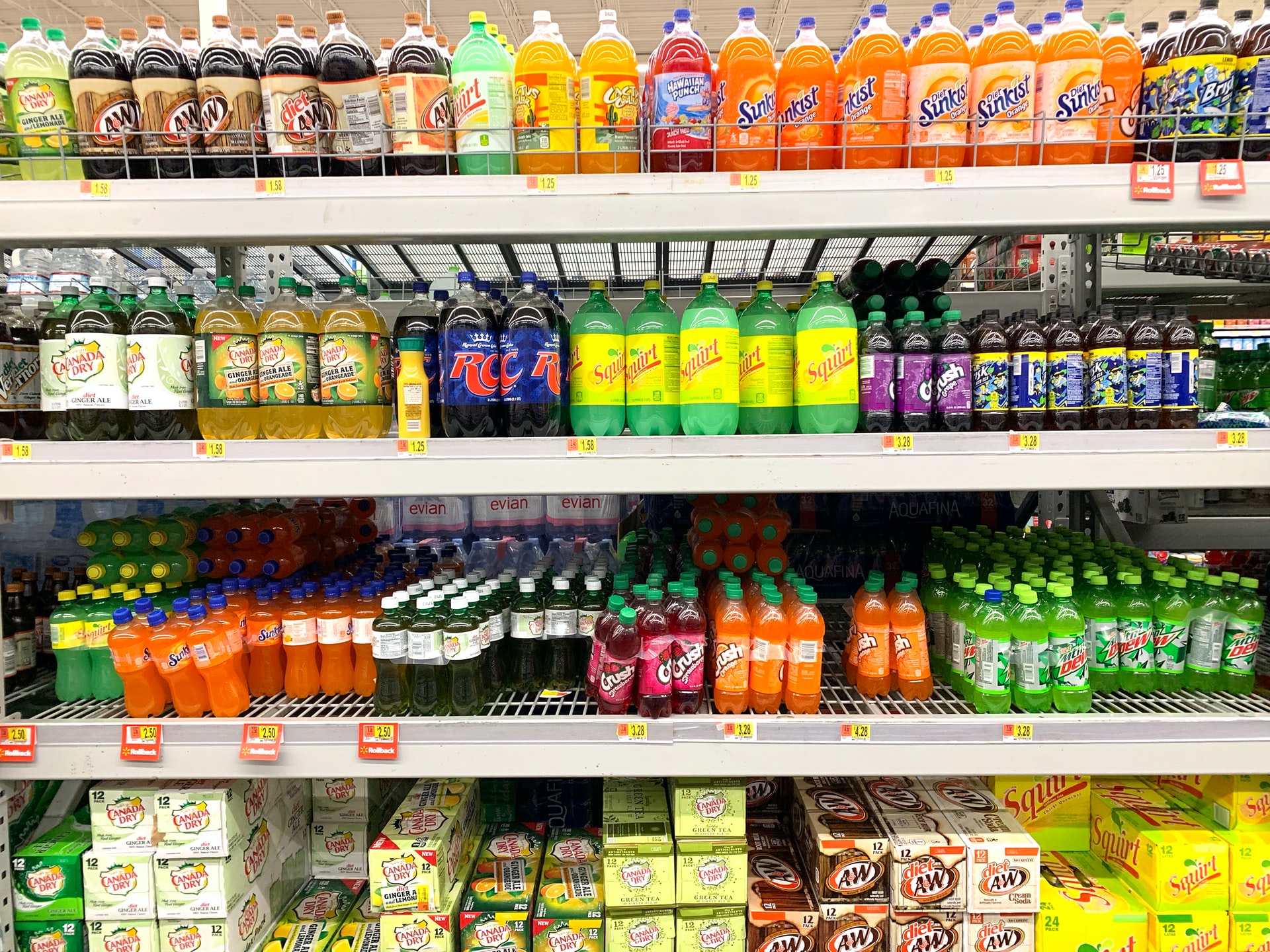Compare os preços de produtos iguais para economizar no supermercado.