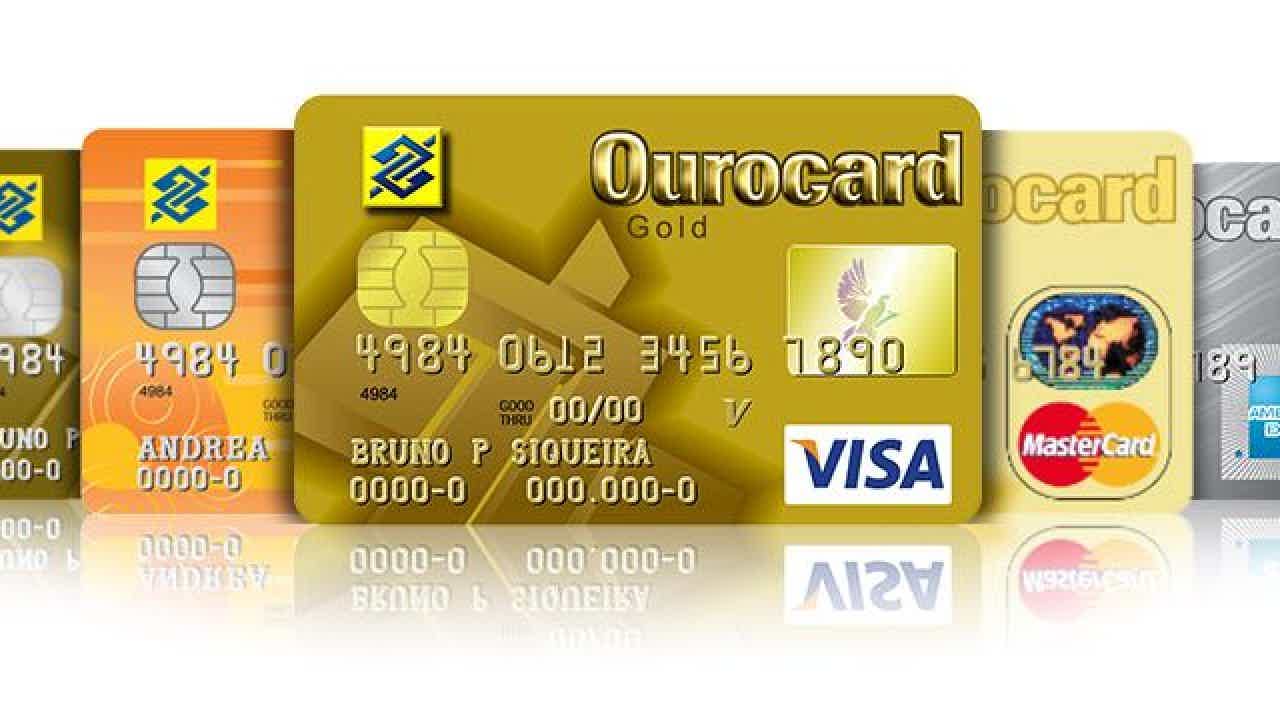 Cartão Ourocard ou Cartão PagBank: qual escolher? Imagem: cartão a crédito
