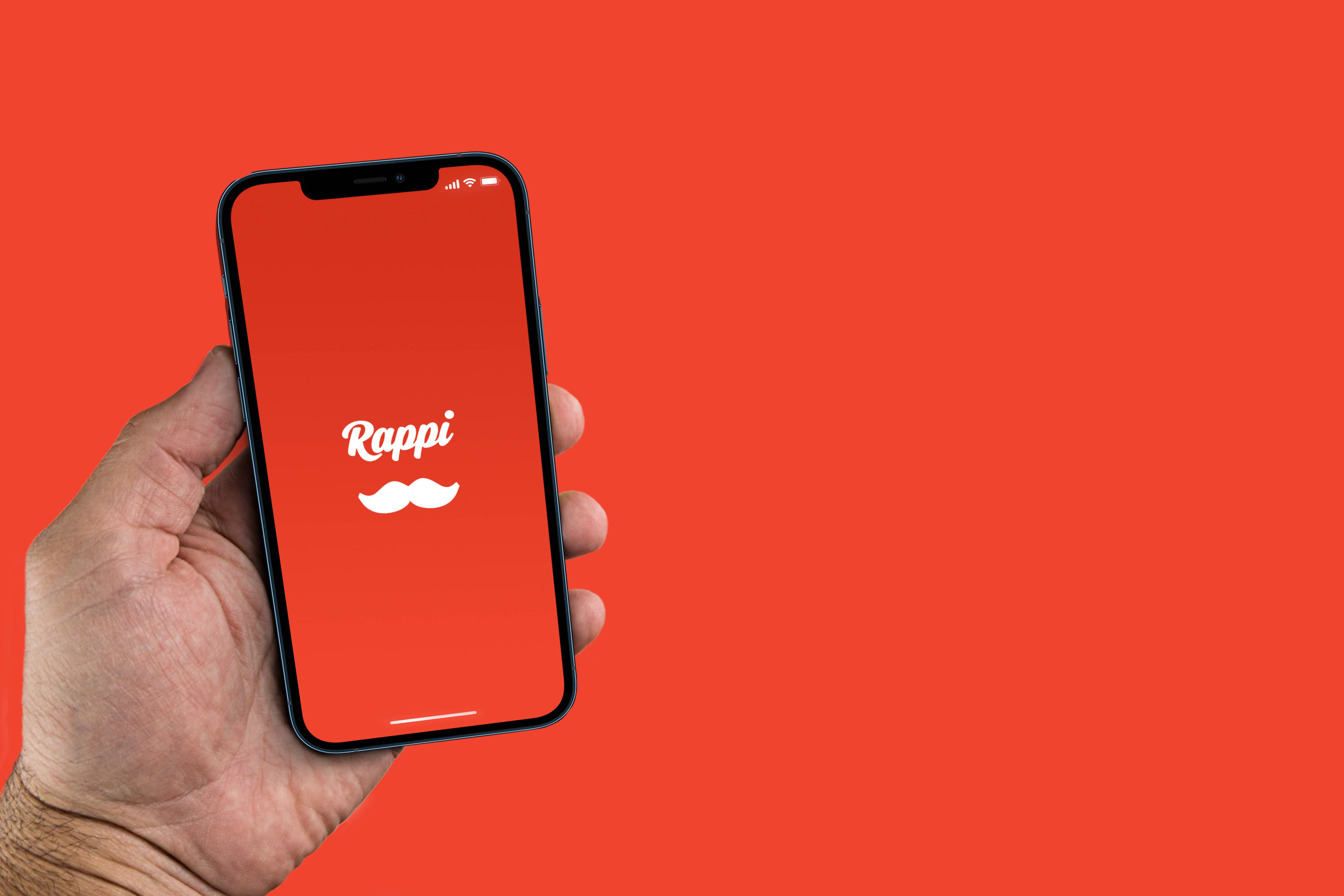 Pessoa segurando celular com aplicativo Rappi