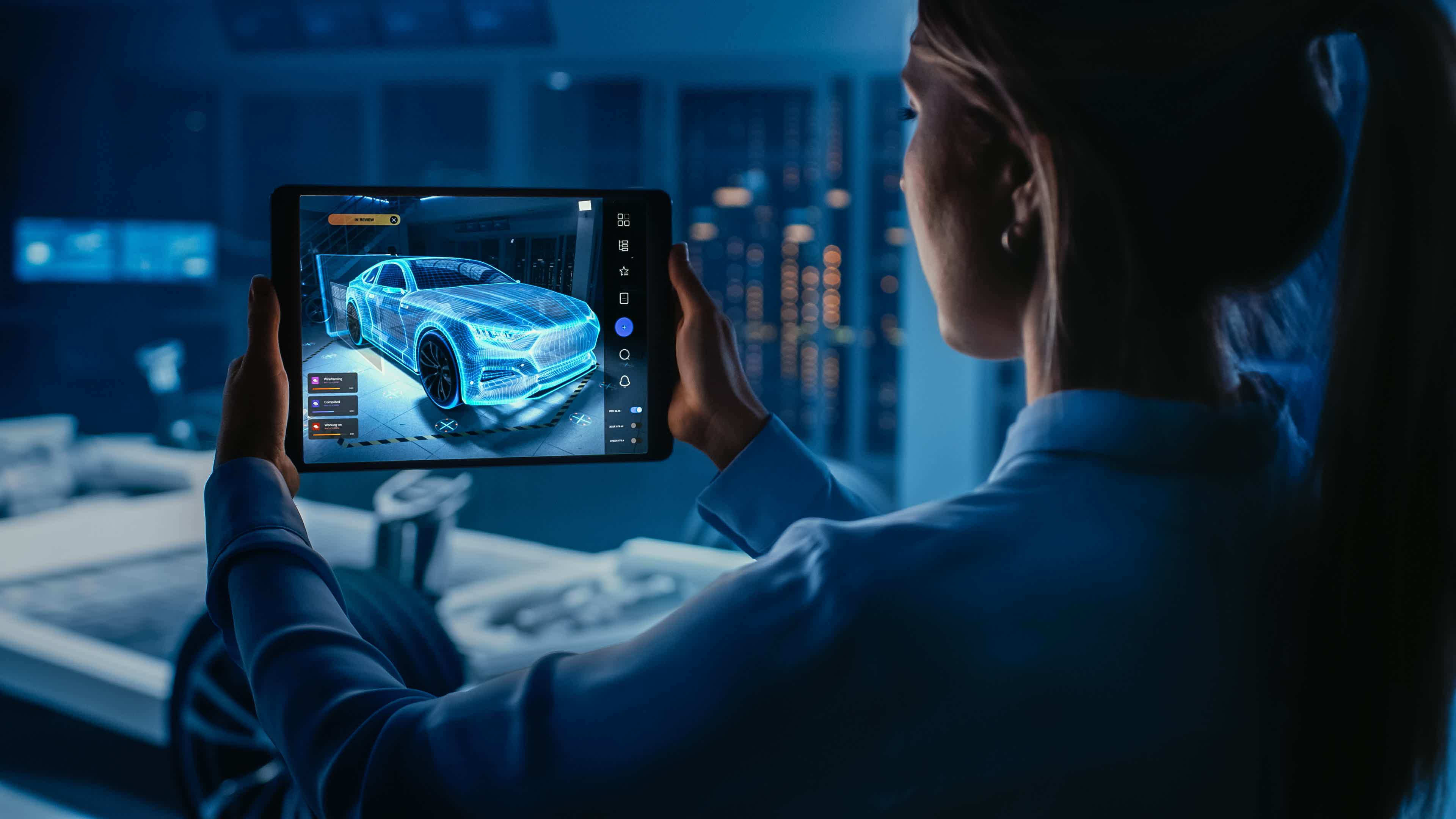 Mulher segurando tablet com simulação de veículo na tela