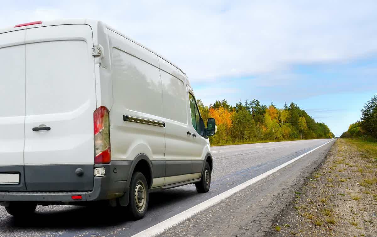 Entenda alguns motivos e vantagens de adquirir uma van de leilão. Fonte: AdobeStock.